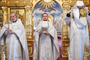 Крещальная литургия в Свято-Троицком соборе Саратова