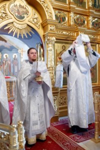Крещальная литургия в Свято-Троицком соборе Саратова
