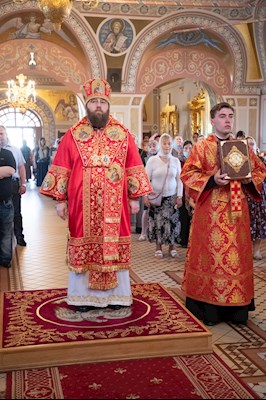 Митрополит Игнатий совершил Божественную литургию в Свято-Троицком кафедральном соборе г. Саратова