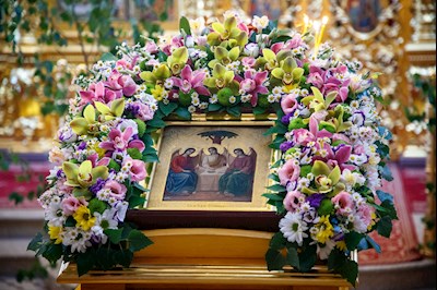 Митрополит Игнатий совершил Божественную литургию и вечерню в Свято-Троицком кафедральном соборе г. Саратова