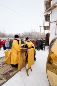 Освящены кресты и купола храма во имя святителя Иоанна Златоуста в п. Зональный г.Саратова
