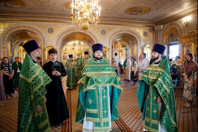 Митрополит Игнатий совершил Божественную литургию и вечерню в Свято-Троицком кафедральном соборе г. Саратова