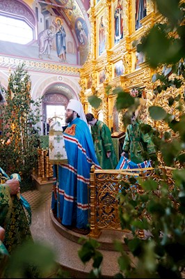 Митрополит Игнатий совершил Божественную литургию и вечерню в Свято-Троицком кафедральном соборе г. Саратова