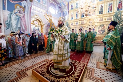 Митрополит Игнатий совершил Божественную литургию и вечерню в Свято-Троицком кафедральном соборе г. Саратова
