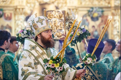 Митрополит Игнатий совершил Божественную литургию и вечерню в Свято-Троицком кафедральном соборе г. Саратова