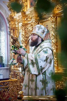 Митрополит Игнатий совершил Божественную литургию и вечерню в Свято-Троицком кафедральном соборе г. Саратова