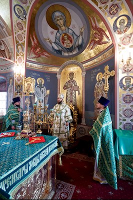 Митрополит Игнатий совершил Божественную литургию и вечерню в Свято-Троицком кафедральном соборе г. Саратова