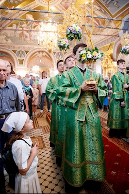 Митрополит Игнатий совершил Божественную литургию и вечерню в Свято-Троицком кафедральном соборе г. Саратова