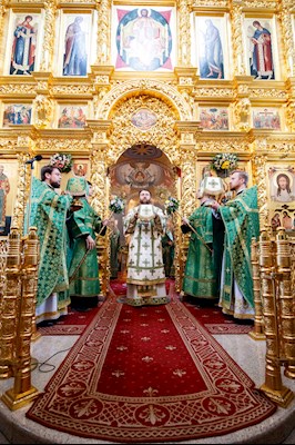 Митрополит Игнатий совершил Божественную литургию и вечерню в Свято-Троицком кафедральном соборе г. Саратова