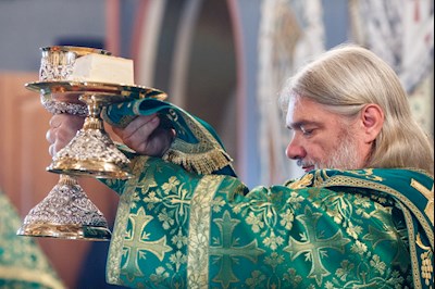 Митрополит Игнатий совершил Божественную литургию и вечерню в Свято-Троицком кафедральном соборе г. Саратова