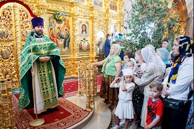 Митрополит Игнатий совершил Божественную литургию и вечерню в Свято-Троицком кафедральном соборе г. Саратова