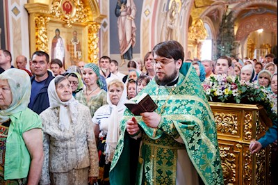 Митрополит Игнатий совершил Божественную литургию и вечерню в Свято-Троицком кафедральном соборе г. Саратова