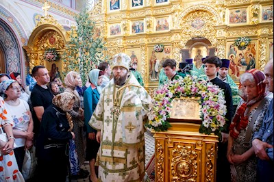 Митрополит Игнатий совершил Божественную литургию и вечерню в Свято-Троицком кафедральном соборе г. Саратова