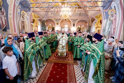 Митрополит Игнатий совершил Божественную литургию и вечерню в Свято-Троицком кафедральном соборе г. Саратова