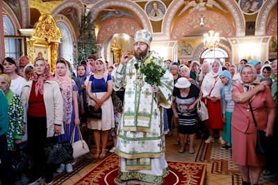 Митрополит Игнатий совершил Божественную литургию и вечерню в Свято-Троицком кафедральном соборе г. Саратова