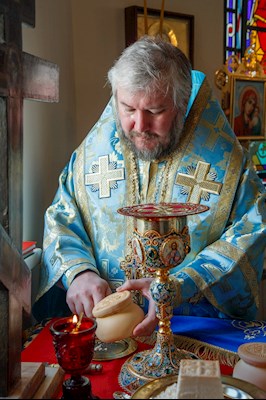 Выпускники СПДС в священном сане совершили богослужение