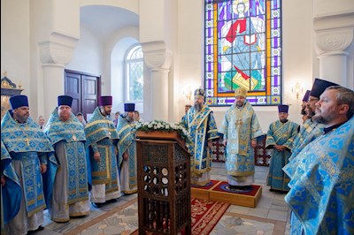 Выпускники СПДС в священном сане совершили богослужение