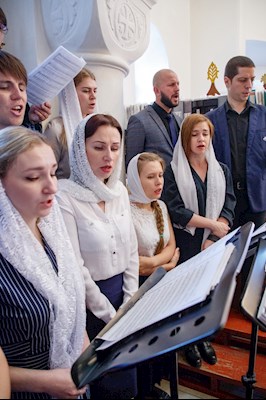 Выпускники СПДС в священном сане совершили богослужение