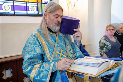 Выпускники СПДС в священном сане совершили богослужение