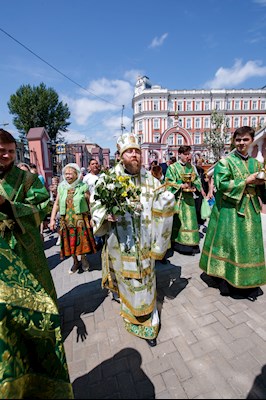 Митрополит Игнатий совершил Божественную литургию и вечерню в Свято-Троицком кафедральном соборе г. Саратова