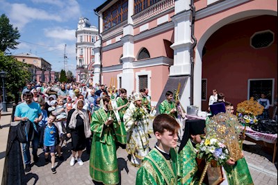 Митрополит Игнатий совершил Божественную литургию и вечерню в Свято-Троицком кафедральном соборе г. Саратова