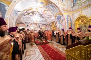 В канун празднования Собора Саратовских святых Митрополит Лонгин совершил Всенощное бдение в Свято-Троицком кафедральном соборе города Саратова