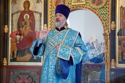 Выпускники СПДС в священном сане совершили богослужение