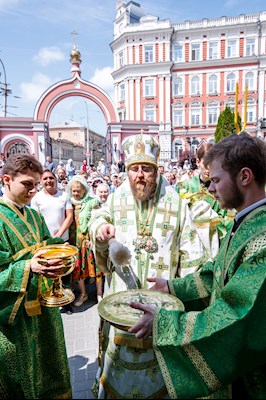 Митрополит Игнатий совершил Божественную литургию и вечерню в Свято-Троицком кафедральном соборе г. Саратова