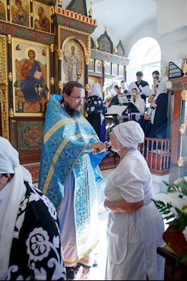 Выпускники СПДС в священном сане совершили богослужение
