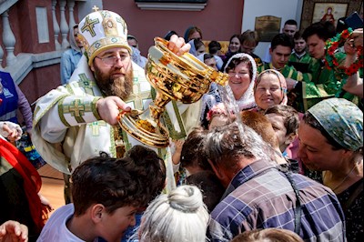 Митрополит Игнатий совершил Божественную литургию и вечерню в Свято-Троицком кафедральном соборе г. Саратова