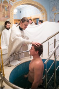 Крещальная литургия в Свято-Троицком кафедральном соборе Саратова