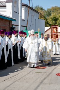 Панихида на Воскресенском кладбище Саратова по всем убиенным и пострадавшим в годы гонений
