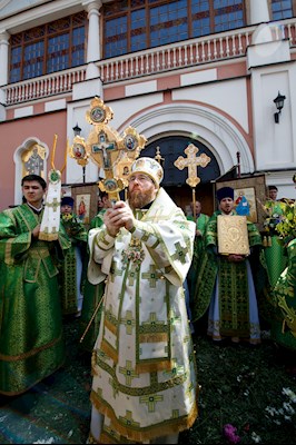 Митрополит Игнатий совершил Божественную литургию и вечерню в Свято-Троицком кафедральном соборе г. Саратова
