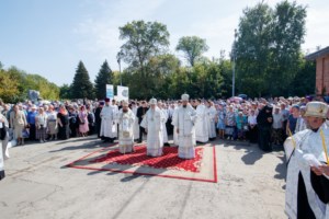 Панихида на Воскресенском кладбище Саратова по всем убиенным и пострадавшим в годы гонений