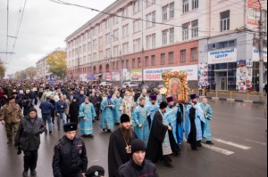 В Саратове в день празднования в честь Казанской иконы Божией Матери и День народного единства прошел крестный ход