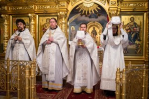 Крещальная литургия в Свято-Троицком кафедральном соборе Саратова