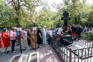 Панихида на Воскресенском кладбище Саратова по всем убиенным и пострадавшим в годы гонений
