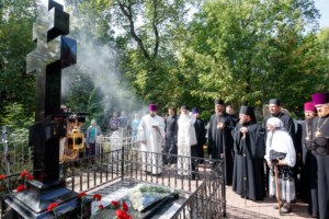 Панихида на Воскресенском кладбище Саратова по всем убиенным и пострадавшим в годы гонений