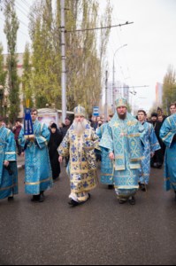 В Саратове в день празднования в честь Казанской иконы Божией Матери и День народного единства прошел крестный ход