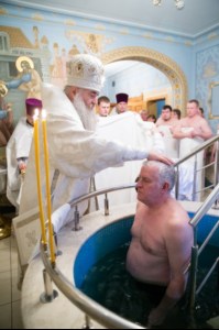 Царские часы, Изобразительны, Великая вечерня и Крещальная литургия в Свято-Троицком кафедральном соборе Саратова