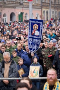 В Саратове в день празднования в честь Казанской иконы Божией Матери и День народного единства прошел крестный ход