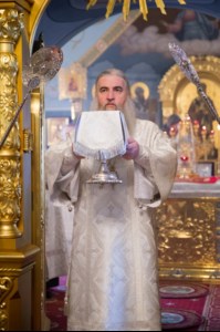 Царские часы, Изобразительны, Великая вечерня и Крещальная литургия в Свято-Троицком кафедральном соборе Саратова