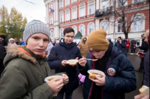 В Саратове в день празднования в честь Казанской иконы Божией Матери и День народного единства прошел крестный ход
