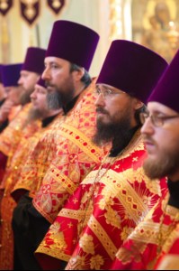 Благодатный огонь доставили на Пасхальную вечерню