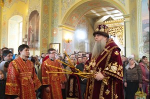 Благодатный огонь доставили на Пасхальную вечерню