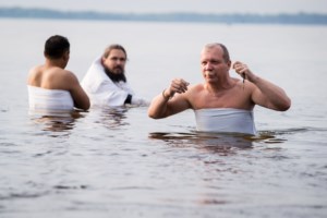Состоялось массовое крещение оглашенных в Волге