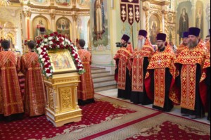 Благодатный огонь доставили на Пасхальную вечерню