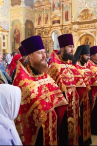 Благодатный огонь доставили на Пасхальную вечерню
