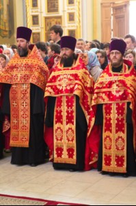 Благодатный огонь доставили на Пасхальную вечерню