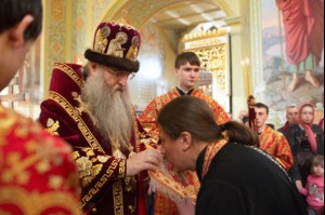 Благодатный огонь доставили на Пасхальную вечерню